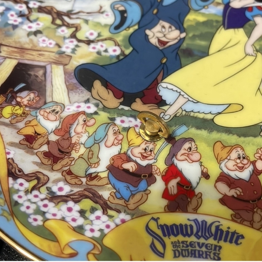 Rare Disney Snow White musical plate - Picture 3 of 5